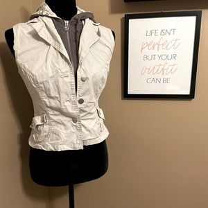 Nori brand women’s hooded vest size small